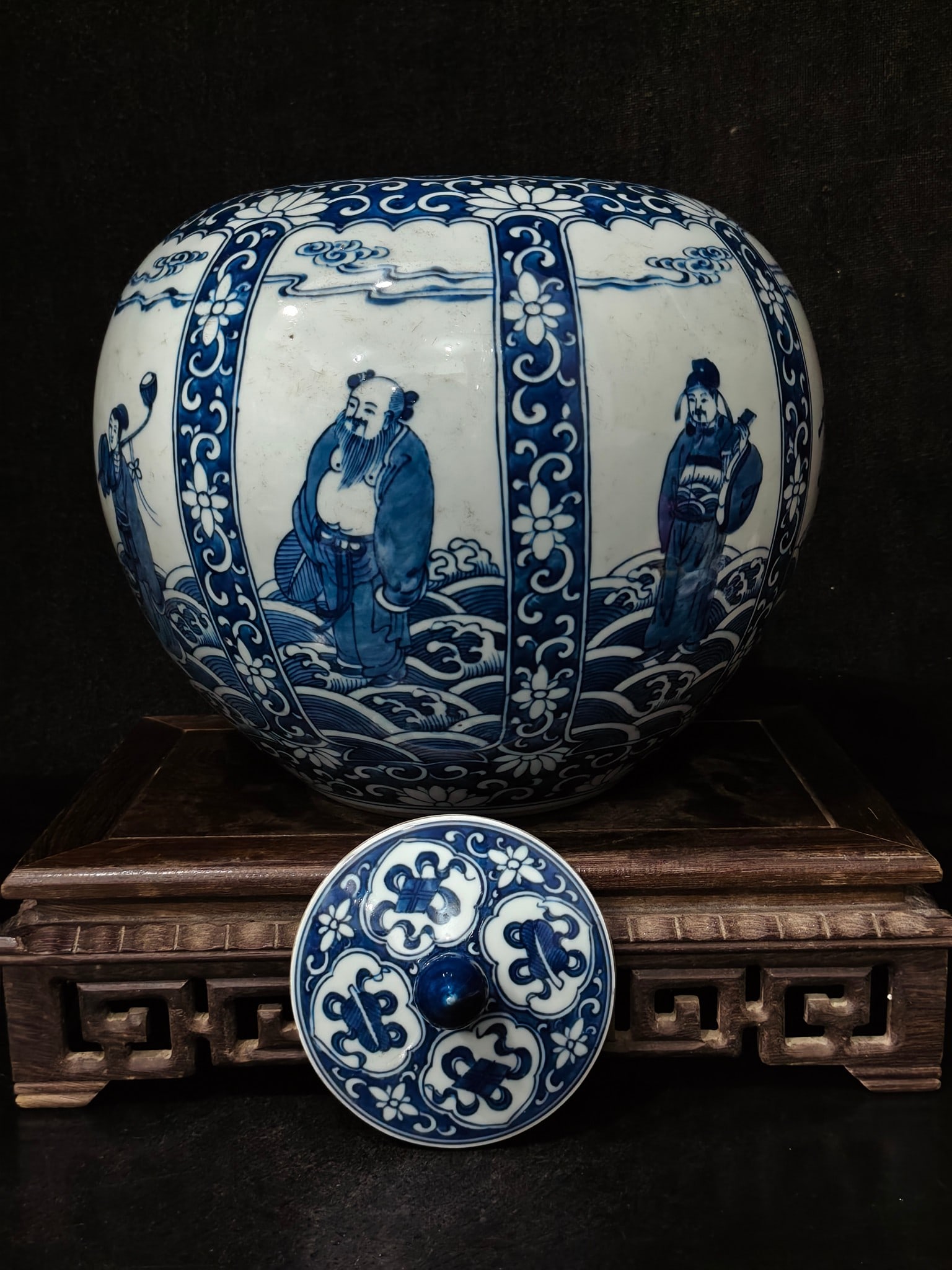 A Exquisite Blue and White Figures Pattern Jar - 4