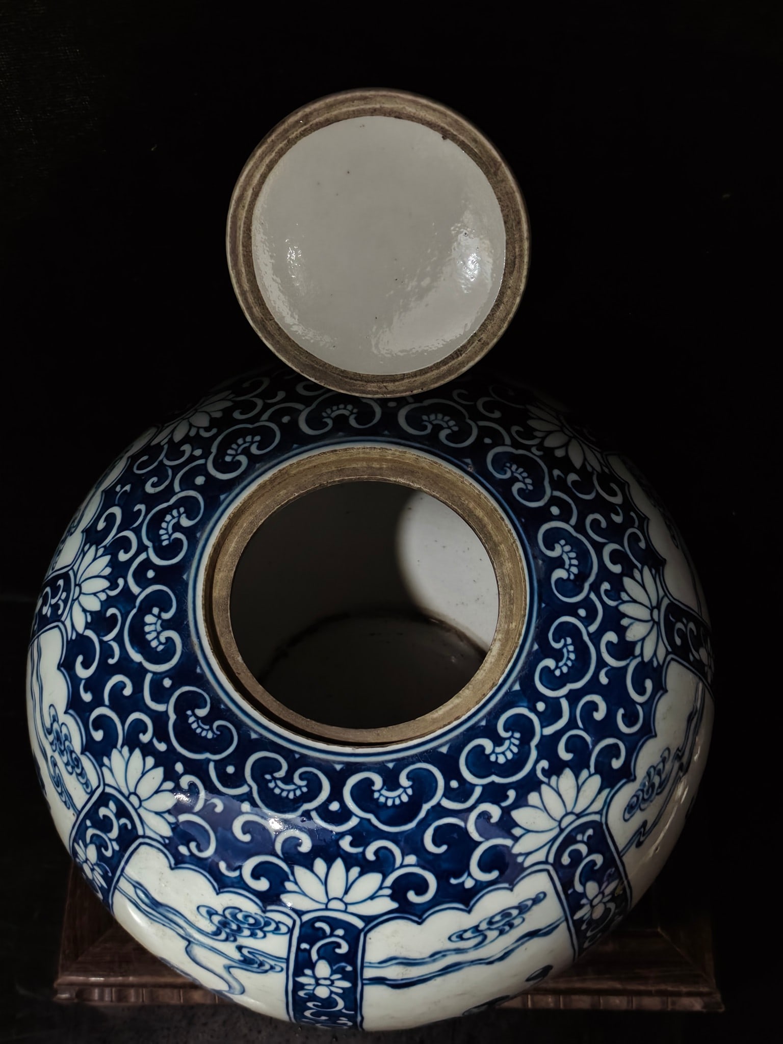 A Exquisite Blue and White Figures Pattern Jar - 5