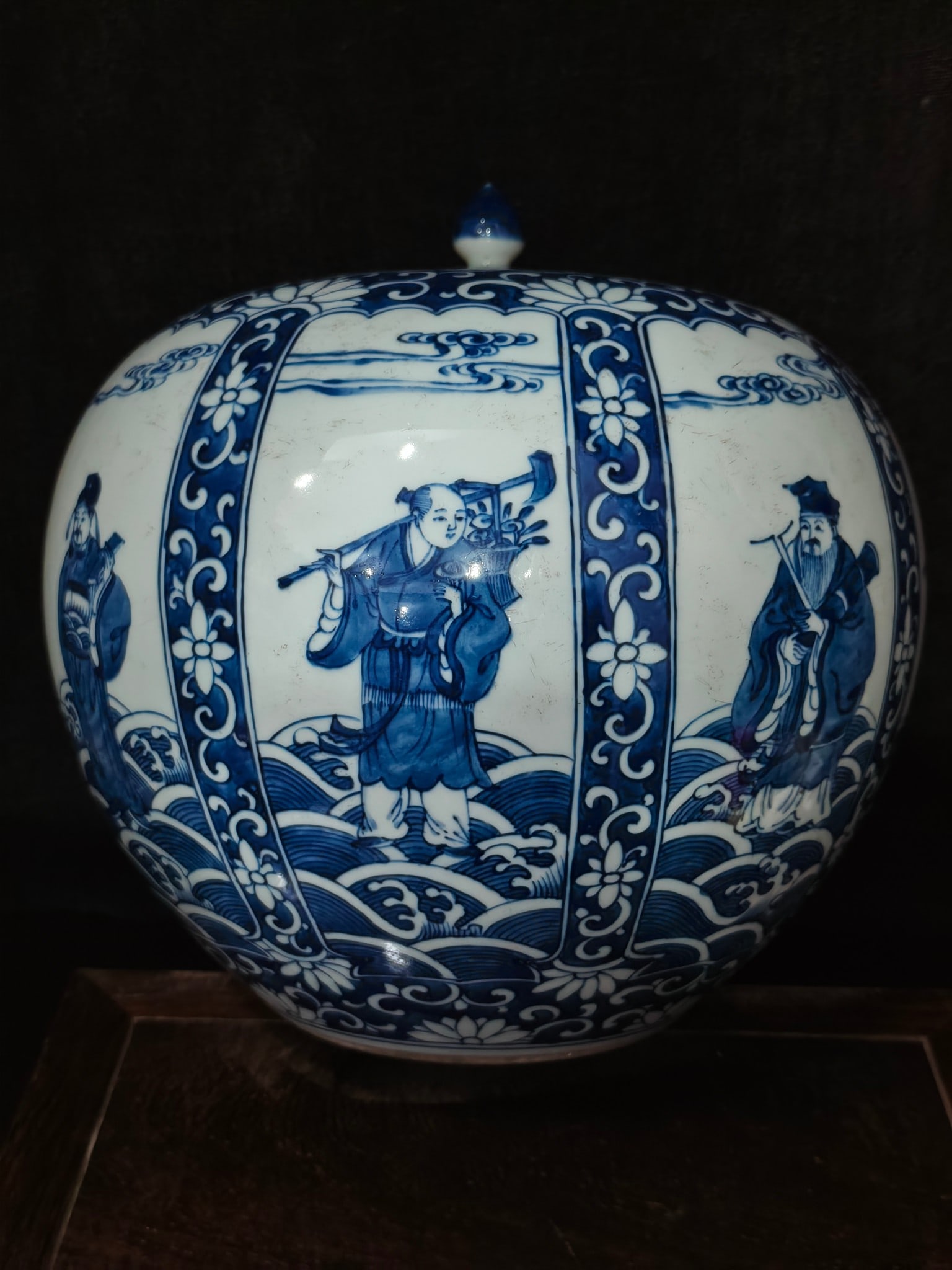 A Exquisite Blue and White Figures Pattern Jar - 8