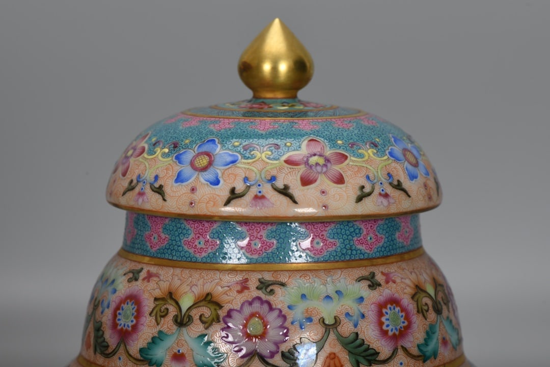 A Exquisite Enamel Lotus Pattern Jar - 3