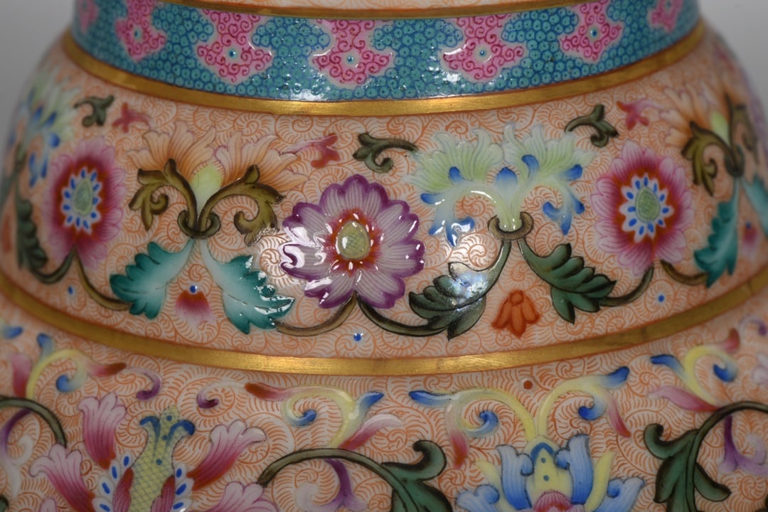 A Exquisite Enamel Lotus Pattern Jar - 4