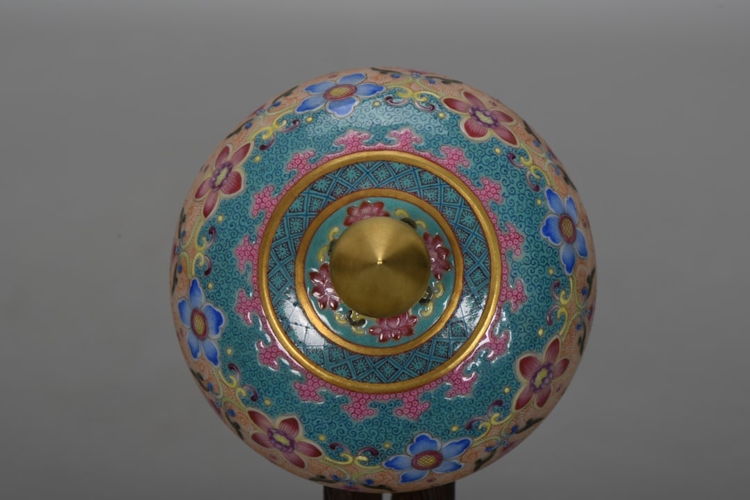 A Exquisite Enamel Lotus Pattern Jar - 8