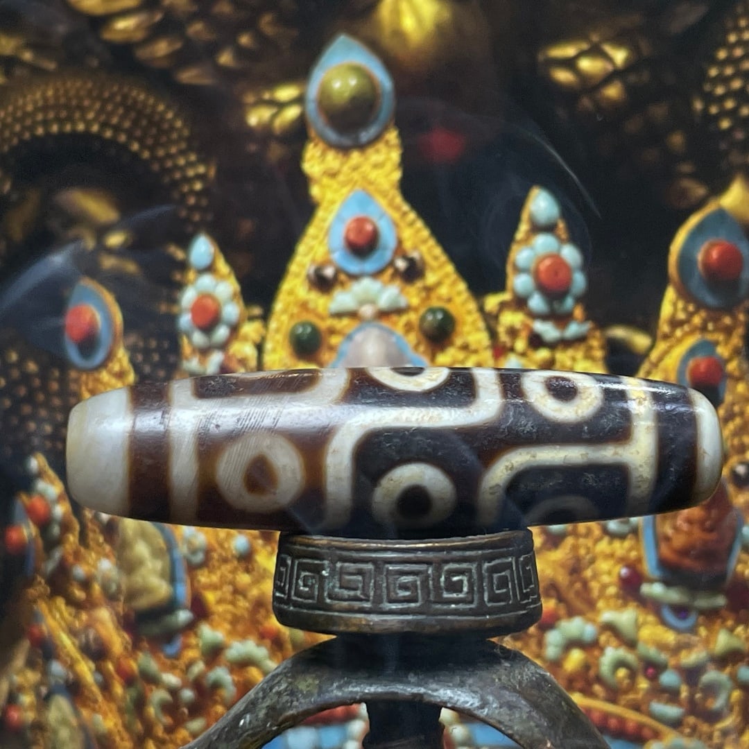 A Exquisite Nine Eye Dzi bead: A Exquisite Nine Eye Dzi bead,Qing Dynasty, China,Size:0.5inx2.1in 九眼天珠,中国清代