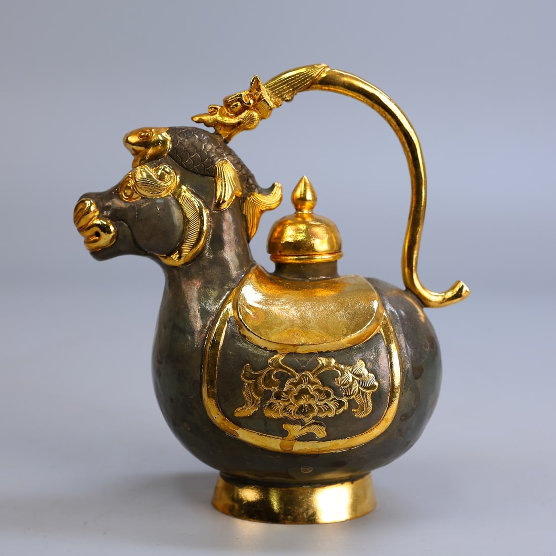 A Exquisite Gilt Bronze Horse Ewer: A Exquisite Gilt Bronze Horse Ewer,Tang Dynasty, China,Zhenguan Four-character Mark,Size:6.7inx5.5in,Weight:415g 铜鎏金马壶,中国唐代,贞Š
