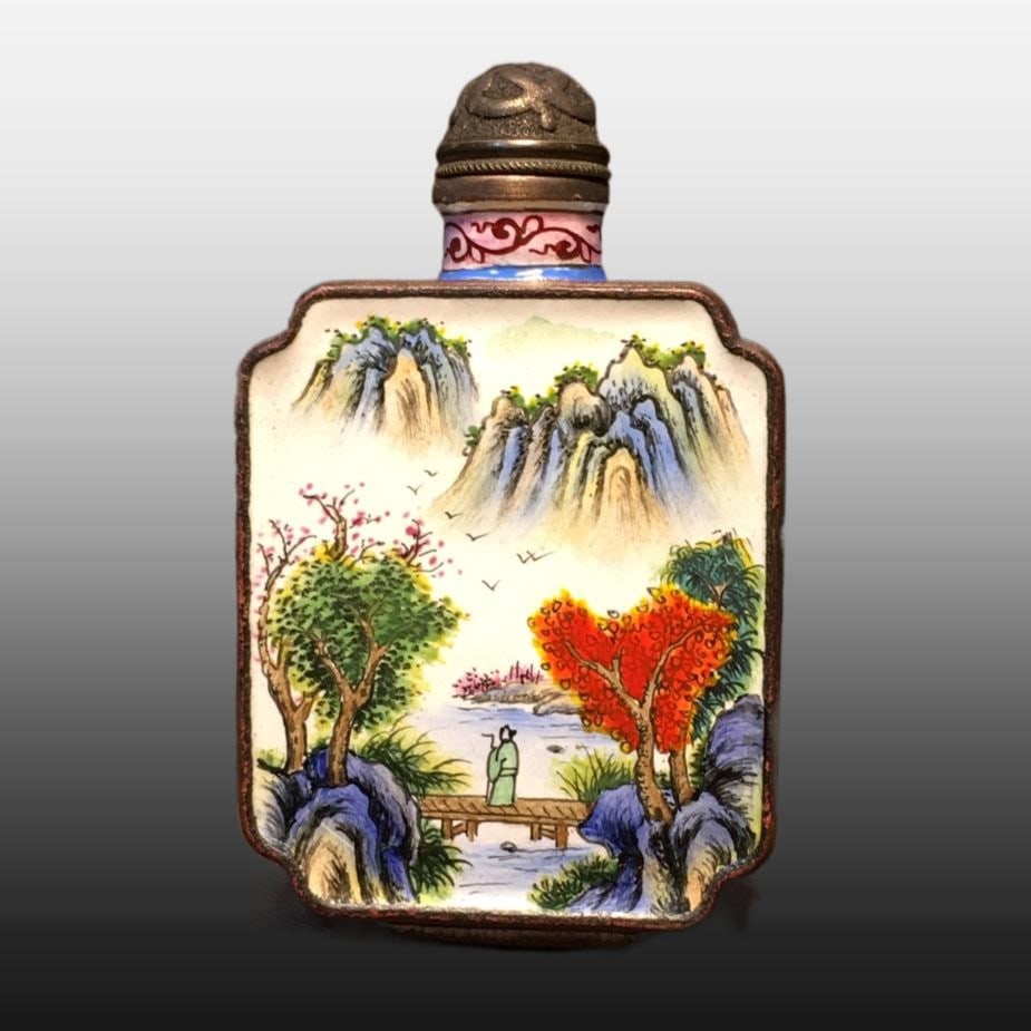 A Exquisite Coppery Painted Enamel Snuff Bottle: A Exquisite Coppery Painted Enamel Snuff Bottle,Qing Dynasty, China,Qianlong Four-character Mark,Size:1.8inx0.8in ,Weight:75g 铜胎画珐琅彩鼻烟壶,&