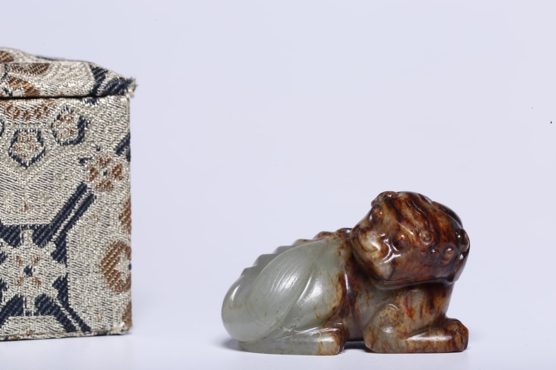 A Exquisite Hotan Jade Auspicious Beast Ornament: A Exquisite Hotan Jade Auspicious Beast Ornament,Qing Dynasty, China,Size:1.5inx0.9inx0.9in,Weight:32.2g 和田玉瑞兽摆件,中国清代