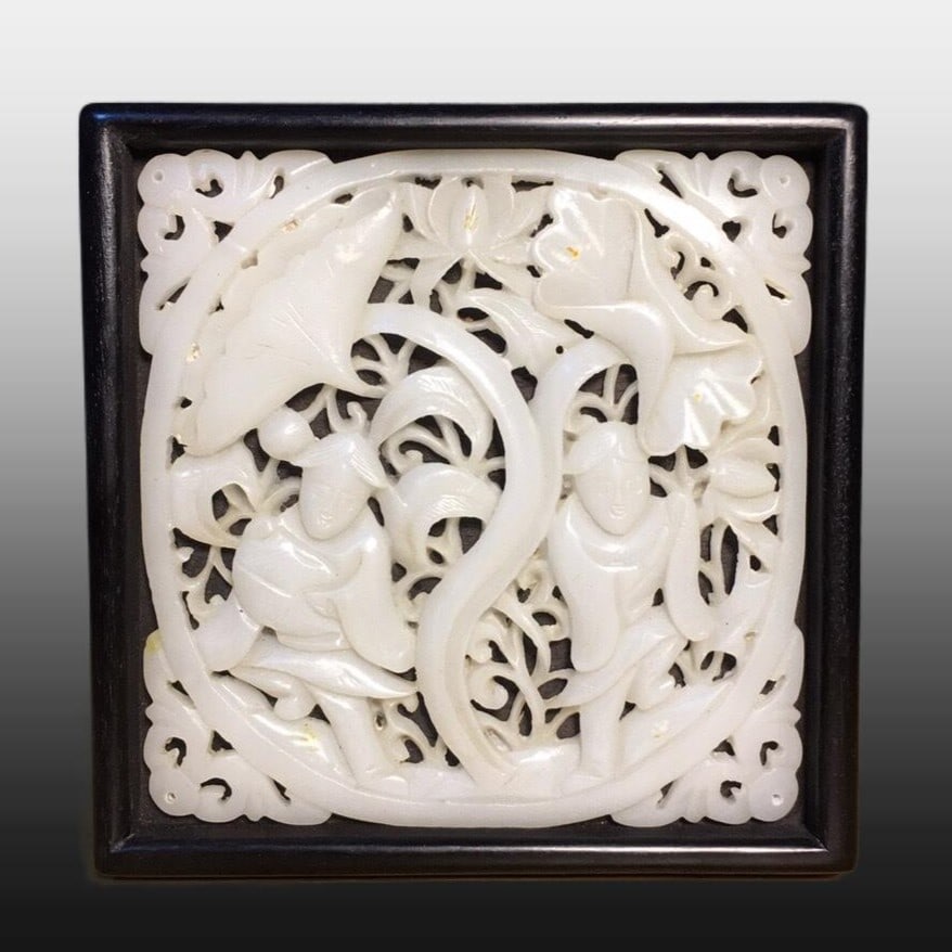 A Exquisite Zitanwood Inlaid Jade Box: A Exquisite Zitanwood Inlaid Jade Box,Qing Dynasty, China,Size:5.5inx5.5in ,Weight:535g 紫檀镶玉石盒,中国清代