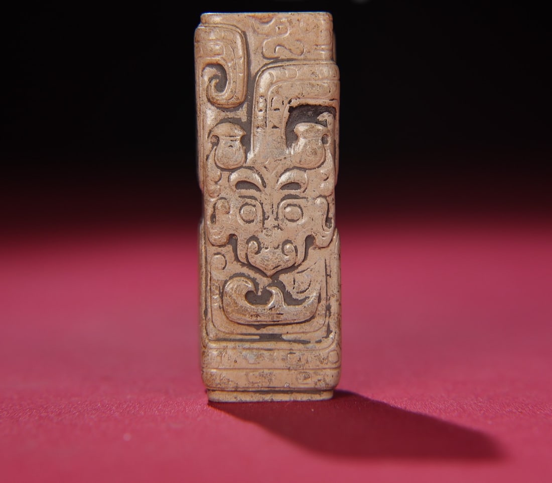 A Exquisite Gaogu Jade Dragon Pattern Ornament: A Exquisite Gaogu Jade Dragon Pattern Ornament,Han Dynasty, China,Size:2.3inx0.7inx0.8in,Weight:62g 高古玉龙纹摆件,中国汉代