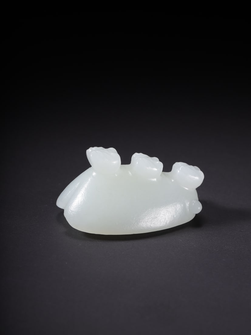A Exquisite Hotan Jade Cicada: A Exquisite Hotan Jade Cicada,Qing Dynasty, China,Size:1.6inx1inx0.9in,Weight:24g 和田玉蝉,中国清代