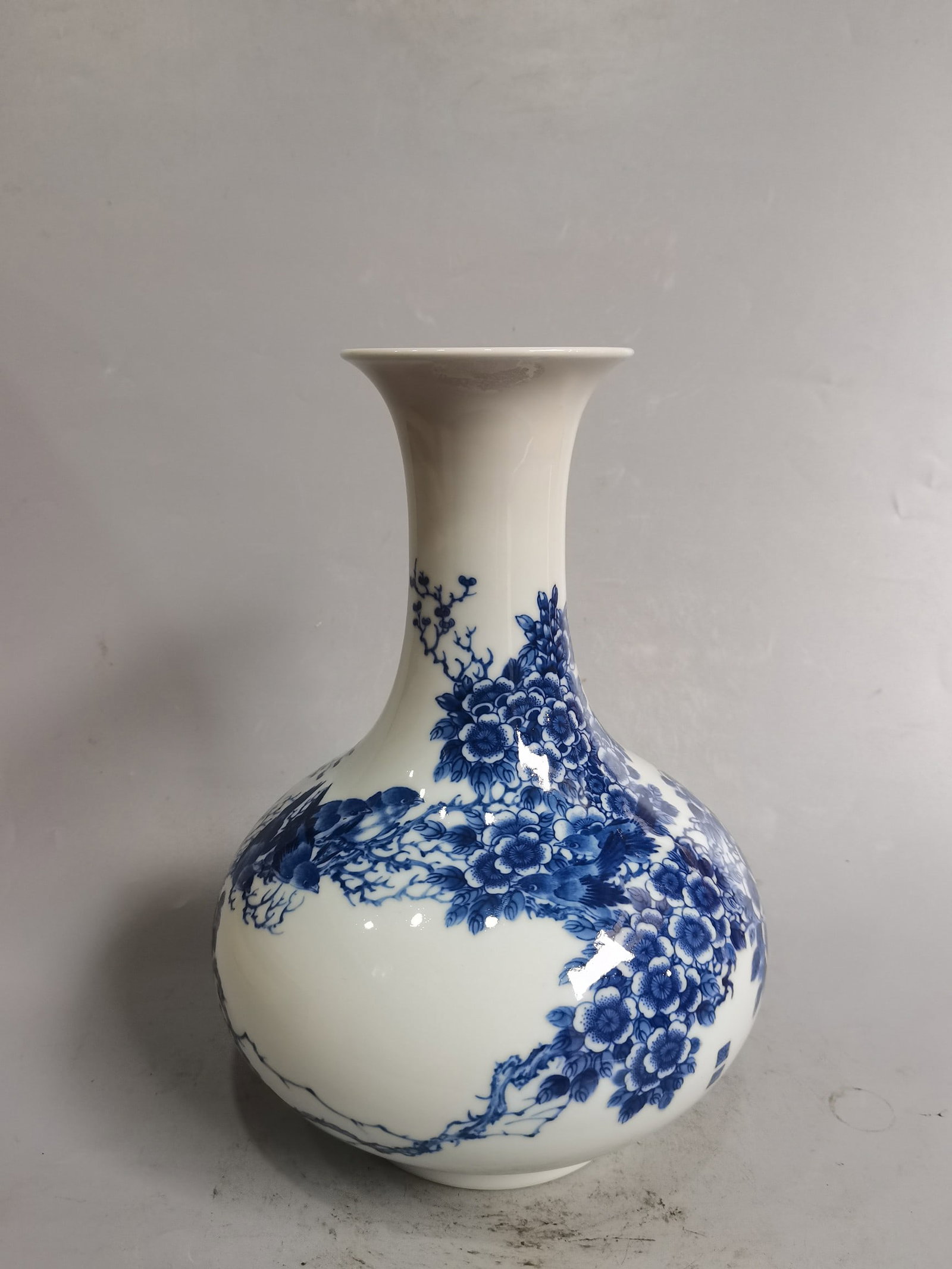 A Exquisite Blue and White Flower and Bird Pattern Vase: A Exquisite Blue and White Flower and Bird Pattern Vase,Republic of China,Size:10inx7.3in 青花花鸟纹瓶,民国