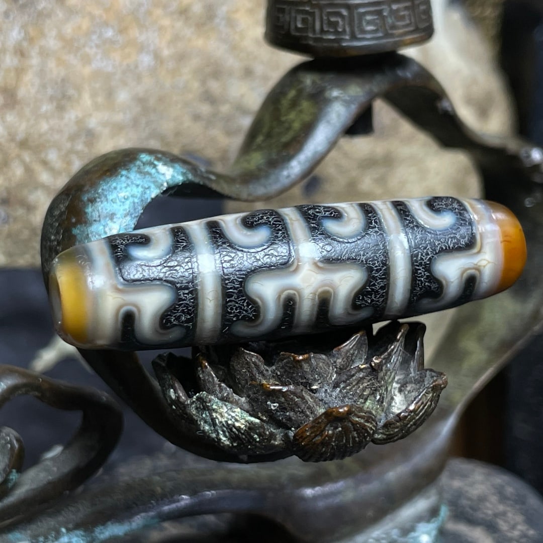 A Exquisite Ru yi Dzi bead: A Exquisite Ru yi Dzi bead,Qing Dynasty, China,Size:0.5inx1.9in 如意天珠,中国清代