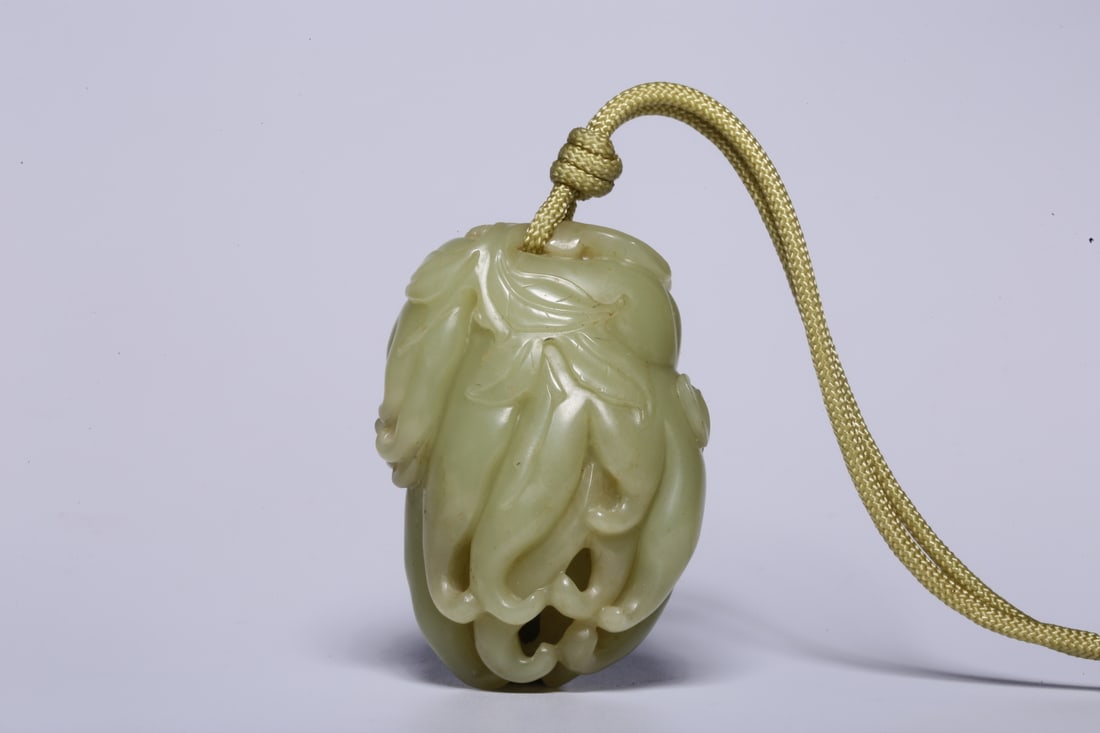 A Exquisite Hotan Yellow Jade Buddha's Hand Ornament: A Exquisite Hotan Yellow Jade Buddha's Hand Ornament,Qing Dynasty, China,Size:2.2inx1.5in,Weight:65.8g 和田黄玉佛手摆件,中国清代