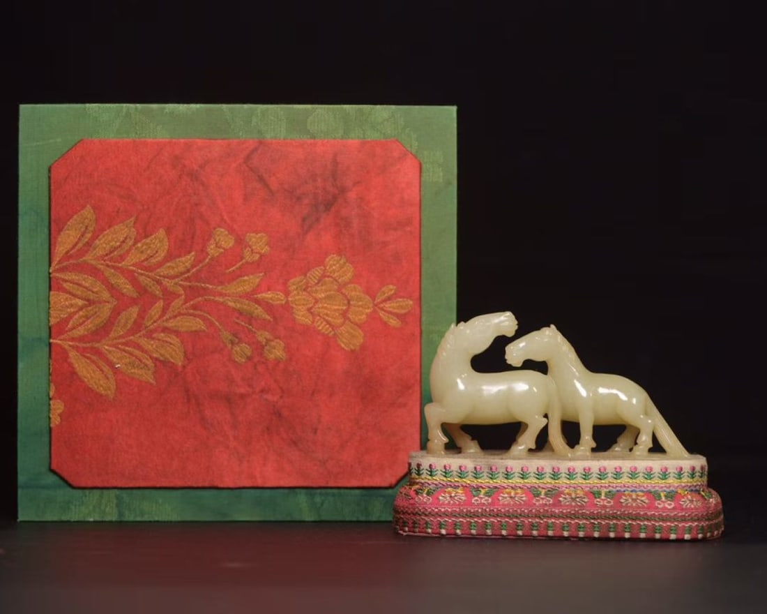 A Exquisite Hetian Jade Horse Ornament: A Exquisite Hetian Jade Horse Ornament,Qing Dynasty, China,Size:4.3inx2.5inx0.9in,Weight:145g 和田玉马摆件,中国清代