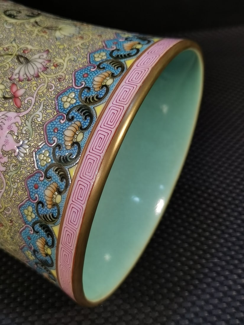 A Exquisite Enamel Figures Pattern Vase - 6