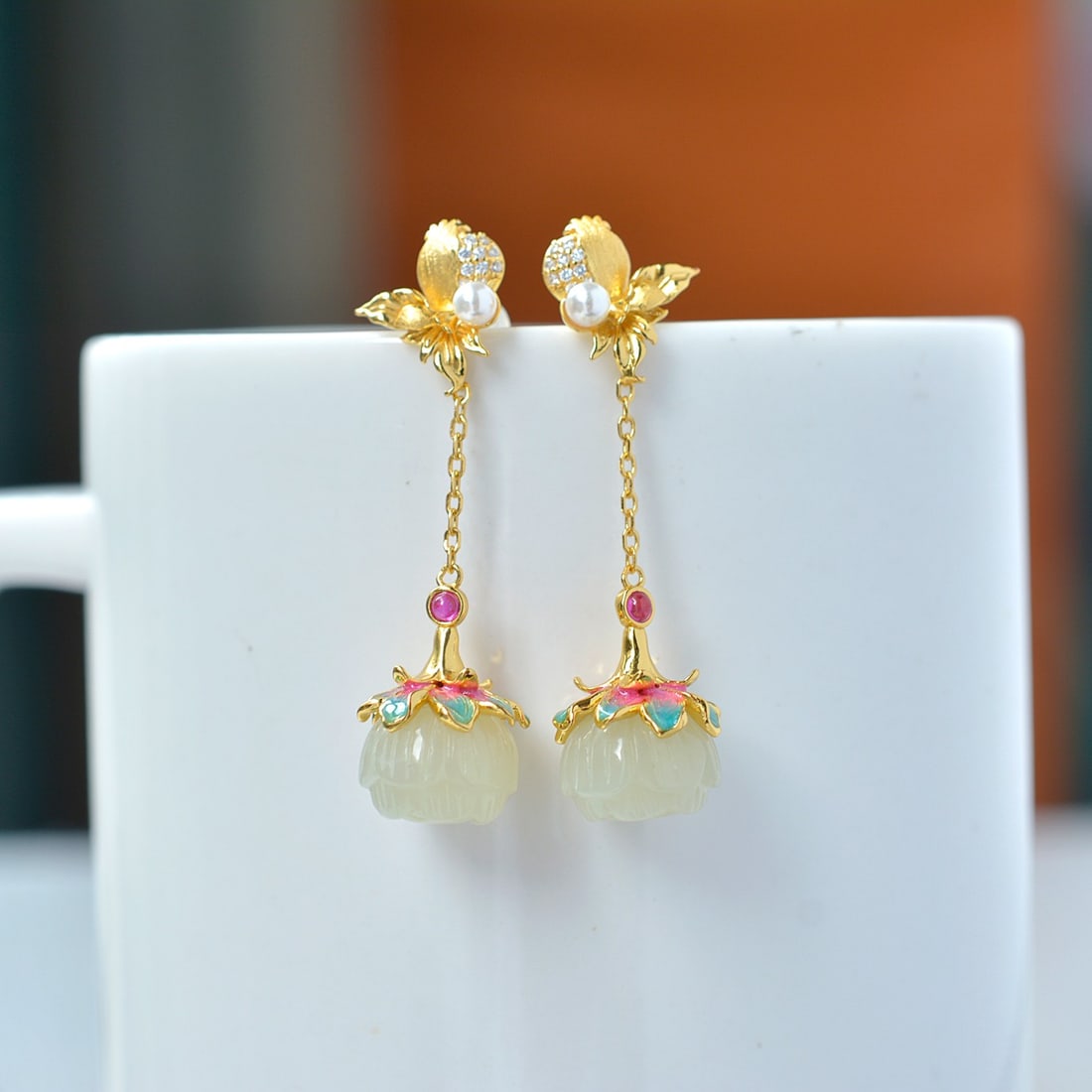 A pair of Exquisite Silver Inlaid Hotan Jade Flower-patterned Earring: A pair of Exquisite Silver Inlaid Hotan Jade Flower-patterned Earring,Size:0.5inx0.5in 一对银镶嵌和田玉莲蓬耳坠