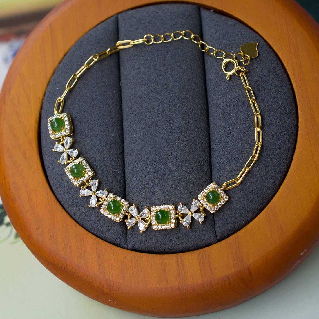 A Exquisite Silver Inlaid Jasper Bracelet: A Exquisite Silver Inlaid Jasper Bracelet,Size:0.2inx0.2in 银镶和田碧玉手链