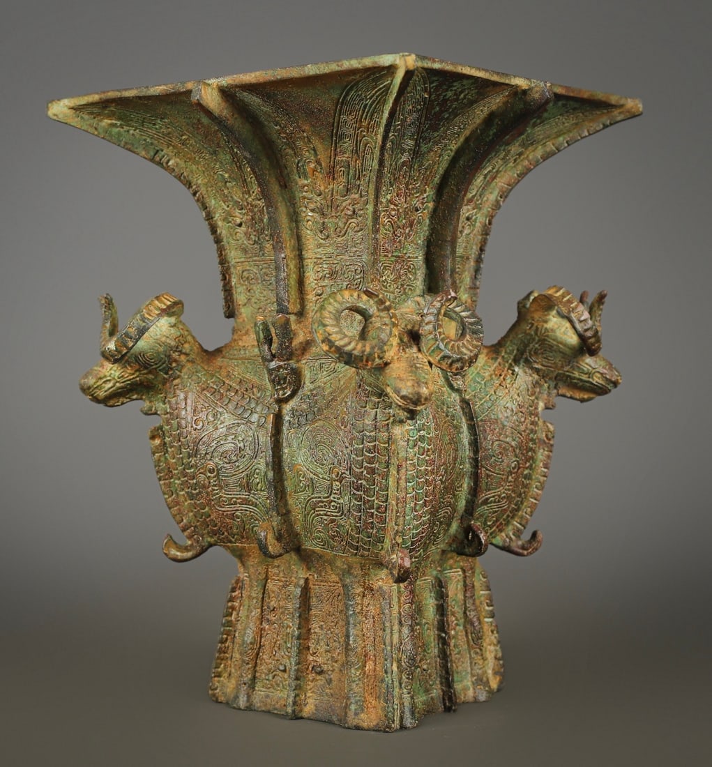 An Exquisite Bronze Bird Pattern Vase - 2