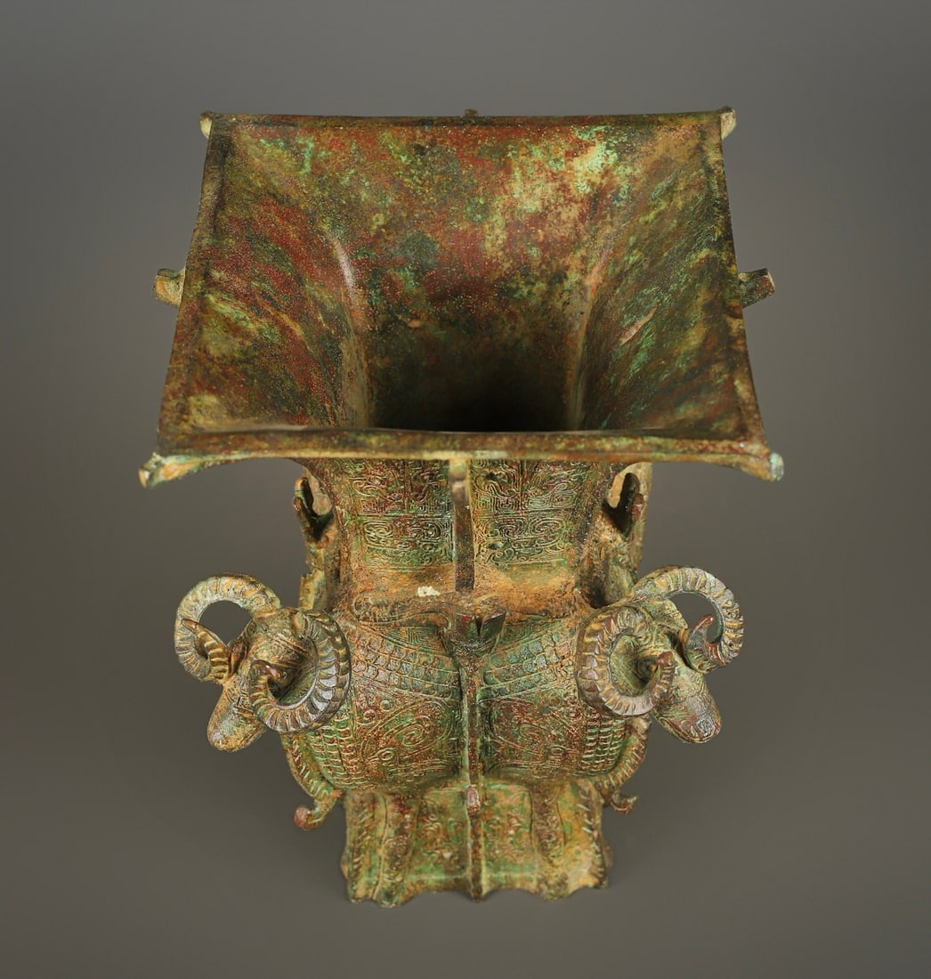 An Exquisite Bronze Bird Pattern Vase - 5