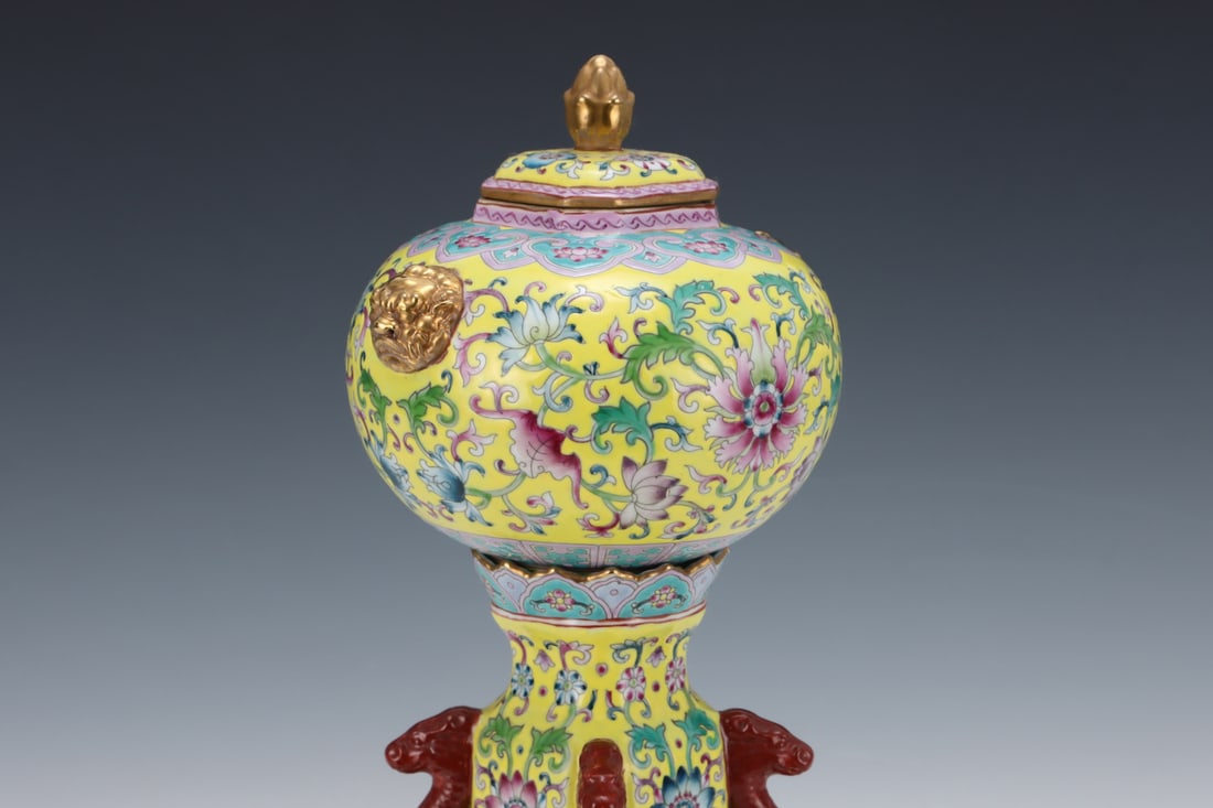 An Exquisite Enamel Lotus Pattern Hatstand - 4