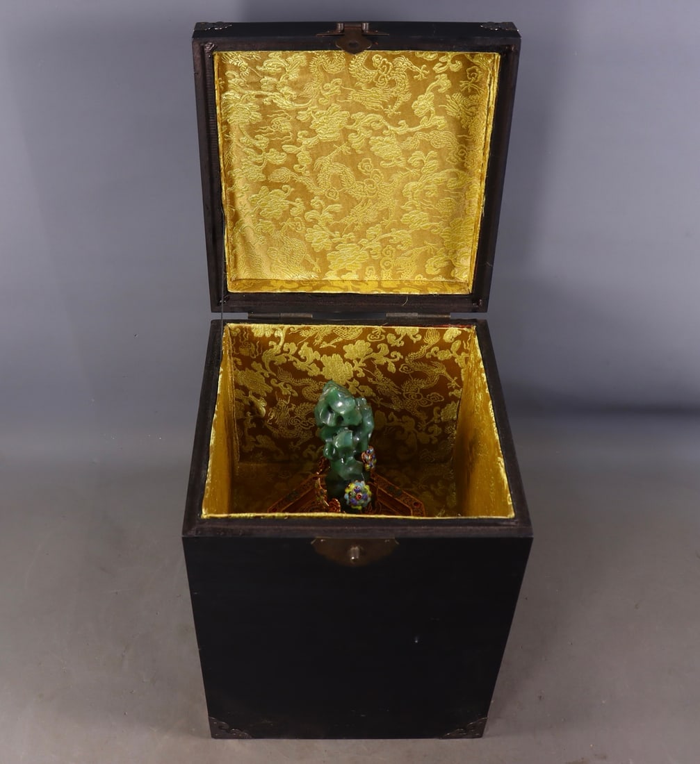 An Exquisite White Jade Cover with Gold Inlaid Jasper Bonsai: An Exquisite White Jade Cover with Gold Inlaid Jasper Bonsai Qing Dynasty, China Qianlong Four-character Mark Size: 9.1inx4.9in Weight:1196g白玉包金镶嵌碧