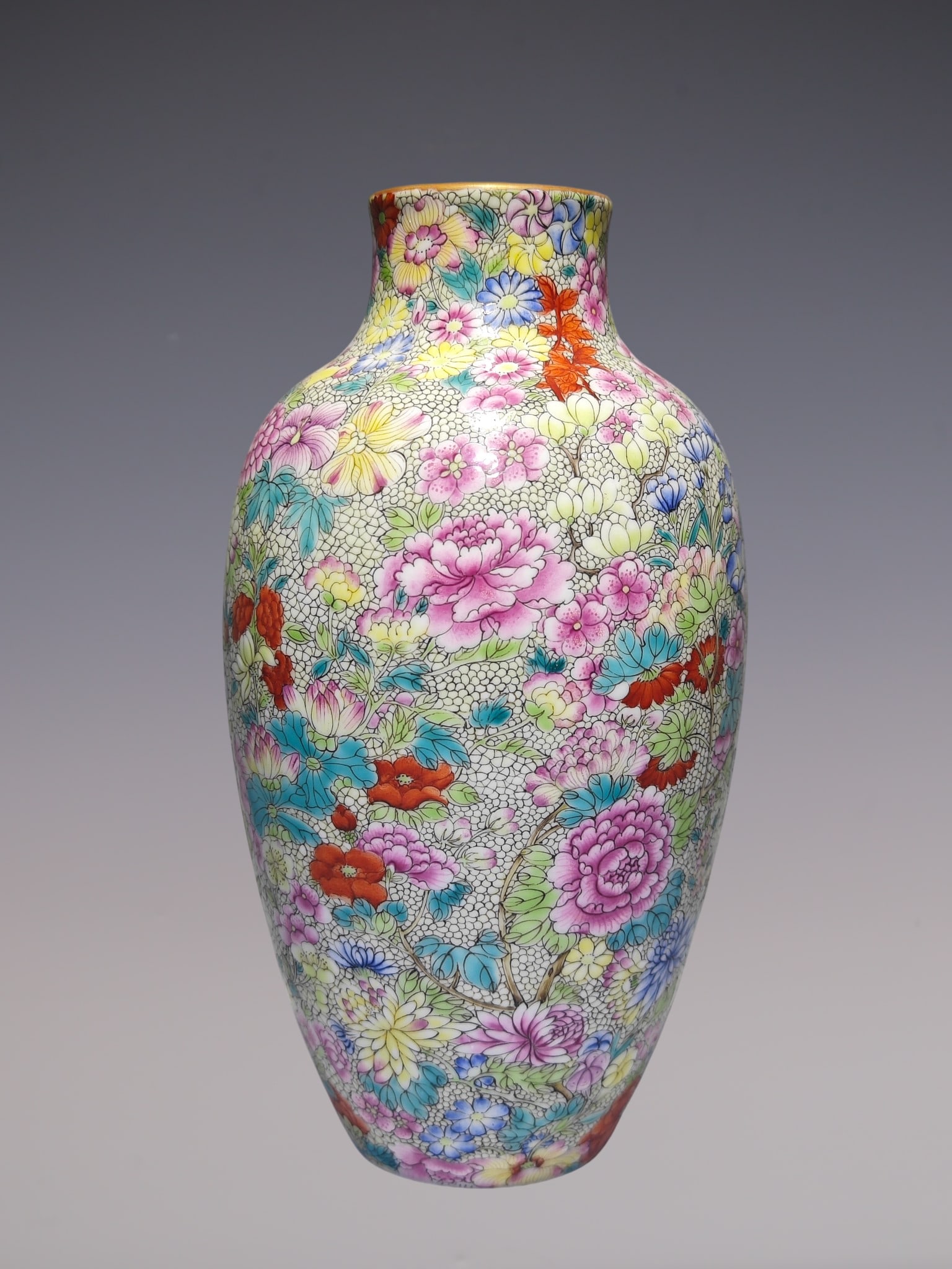 An Exquisite Enamel Flower Pattern Vase - 3