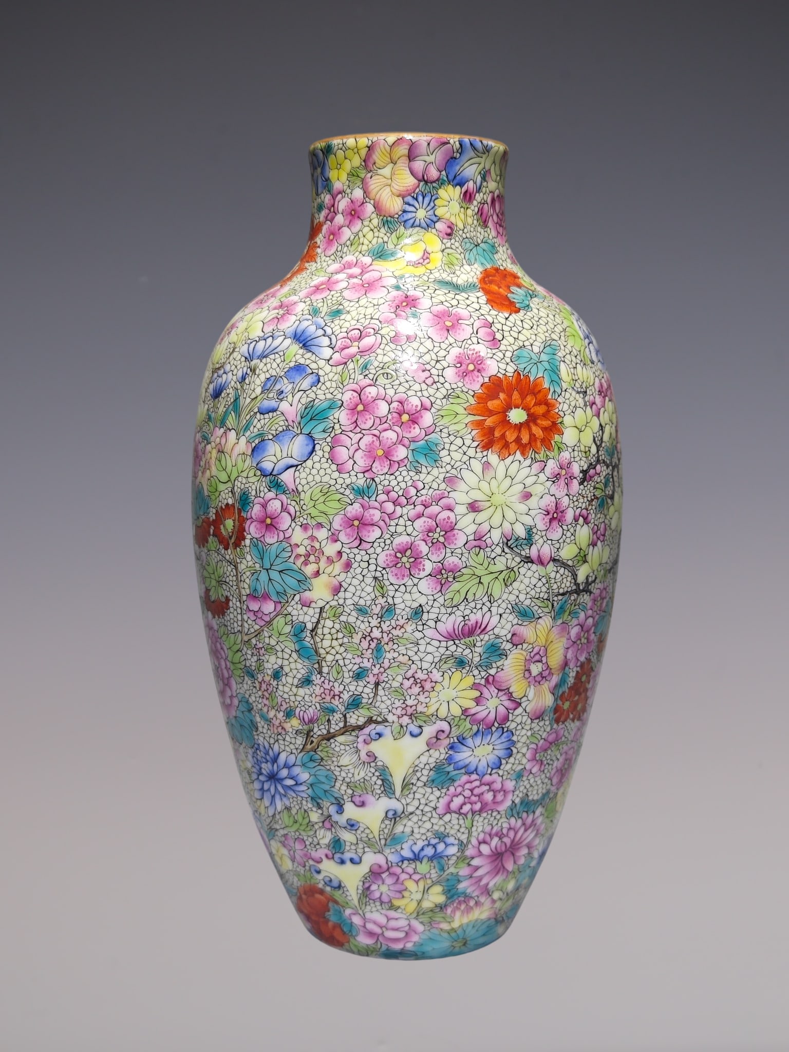 An Exquisite Enamel Flower Pattern Vase - 4