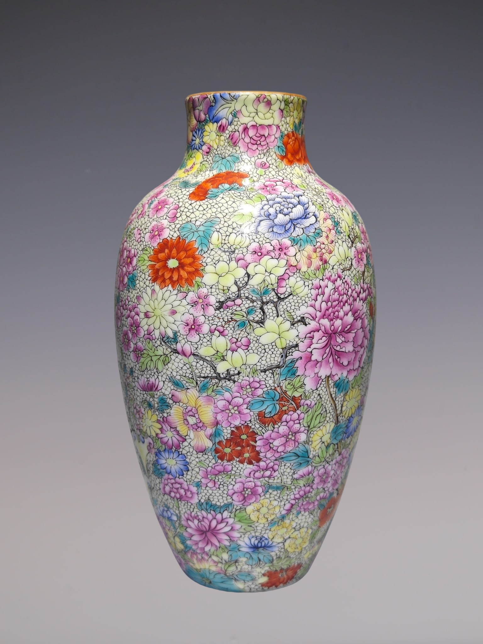 An Exquisite Enamel Flower Pattern Vase - 5