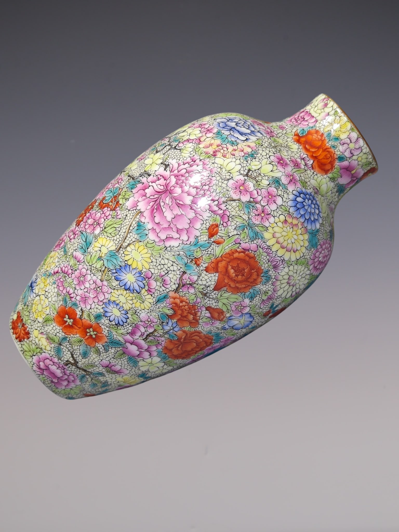 An Exquisite Enamel Flower Pattern Vase - 6