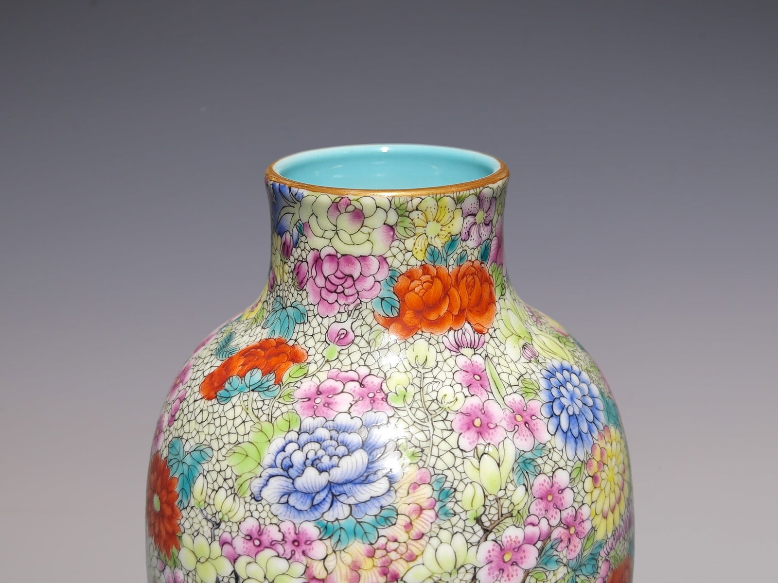 An Exquisite Enamel Flower Pattern Vase - 7