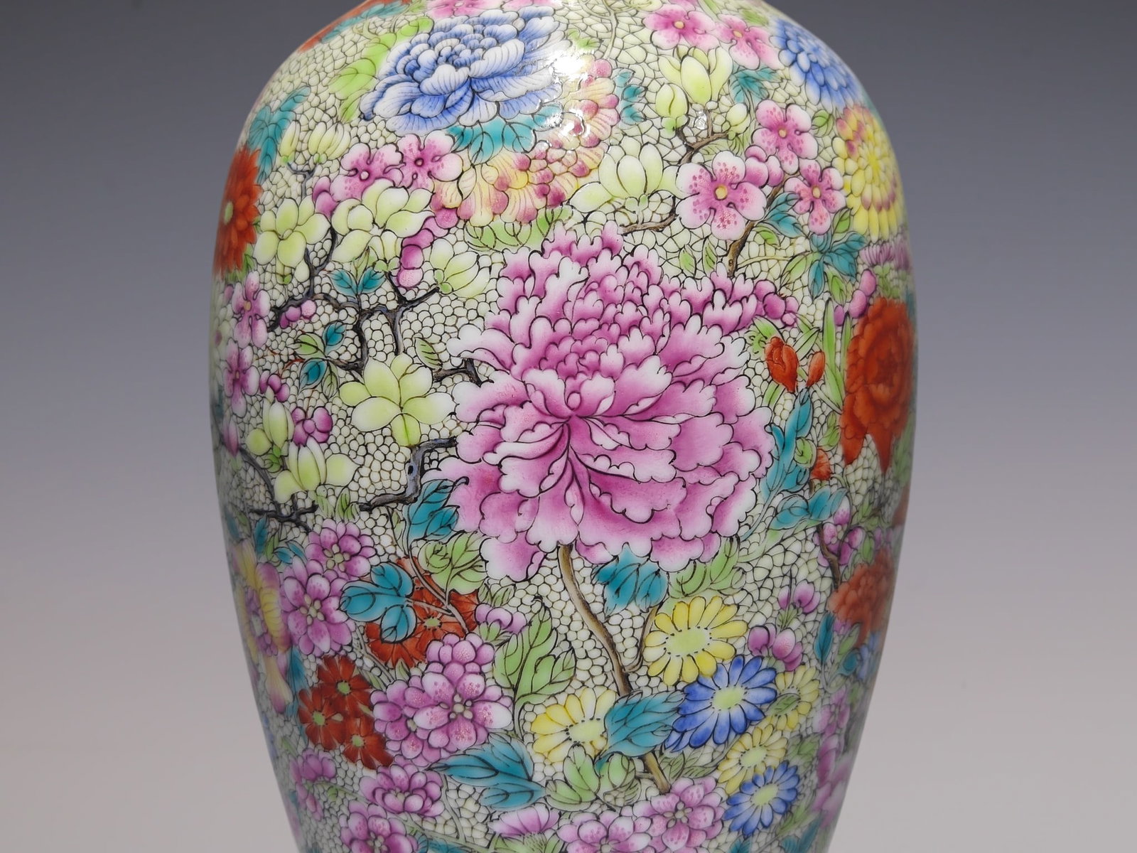 An Exquisite Enamel Flower Pattern Vase - 8