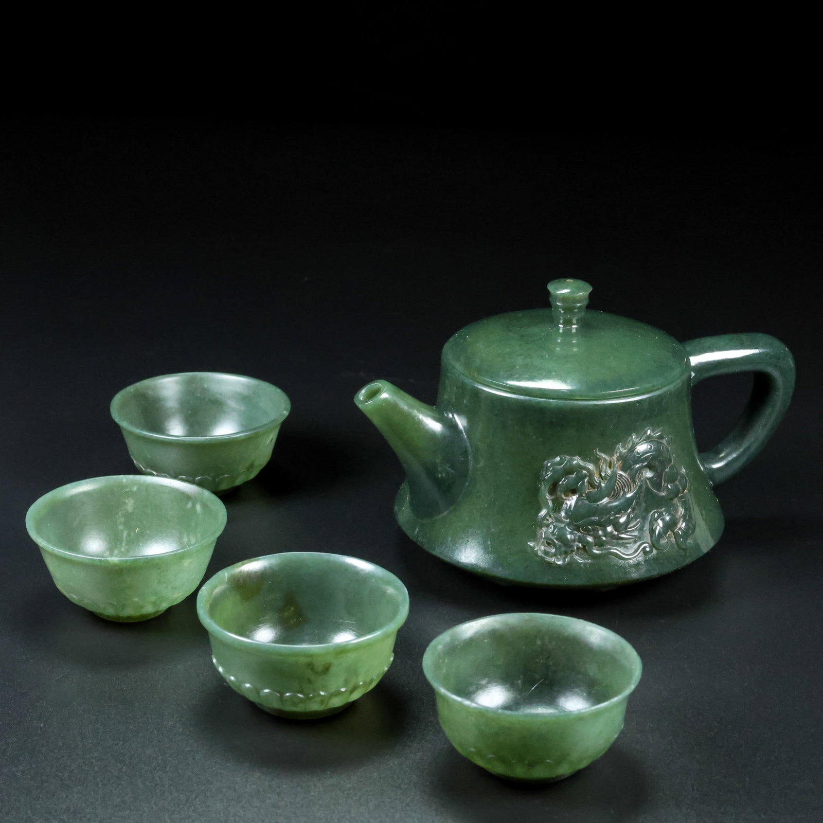 A Set of Fine Jasper Dragon Pattern Teapot Cup: A Set of Fine Jasper Dragon Pattern Teapot Cup Qing Dynasty, China Size:5.5inx3.5inx3.9in Size:1.1inx2in Total Weight:249g碧玉高浮雕龙壶一套 È