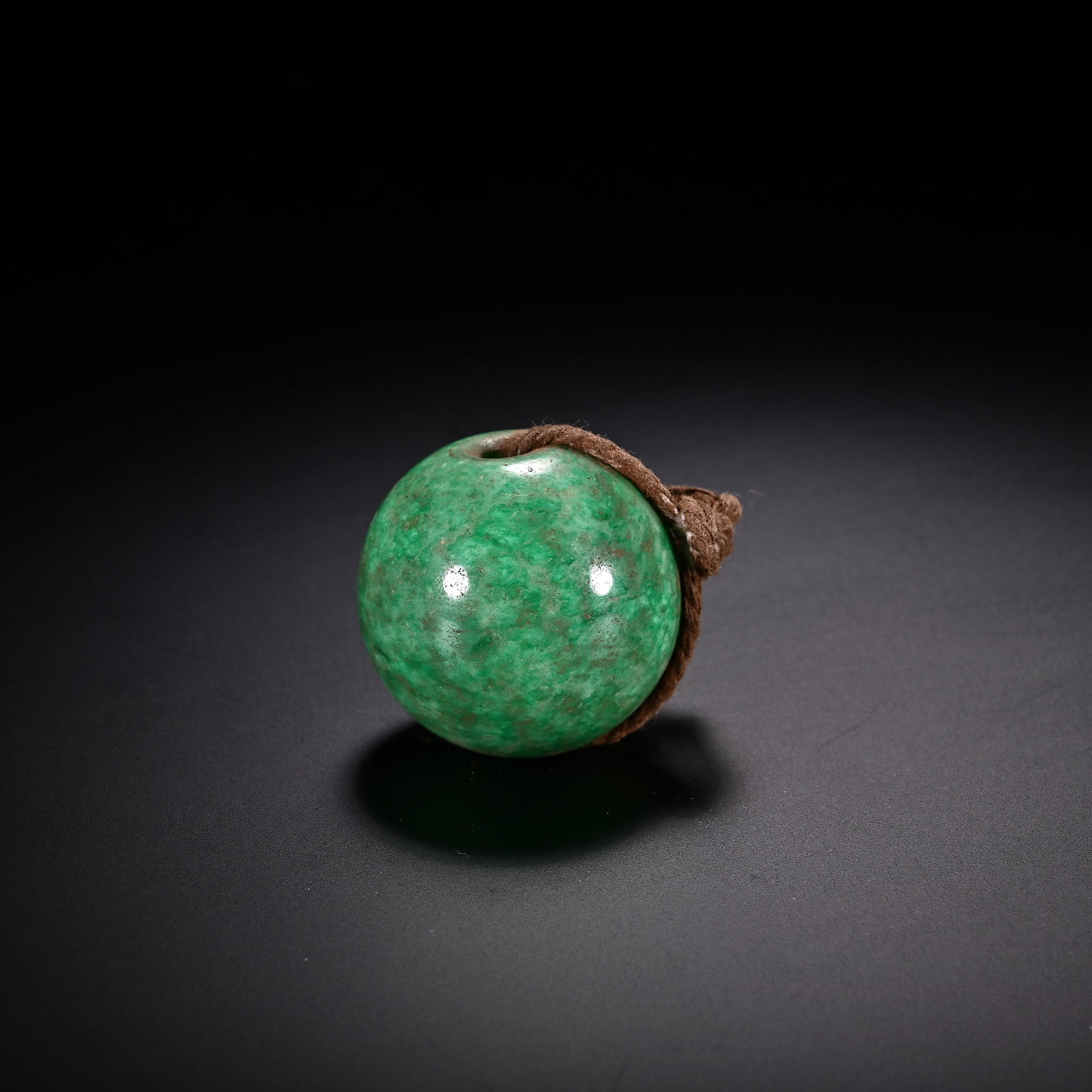 An Exquisite Jadeite Pendant: An Exquisite Jadeite Pendant Qing Dynasty, China Diameter Size:1.2in Weight:40g翡翠挂件 中国清代 Diameter Size:3cm Weight:40g