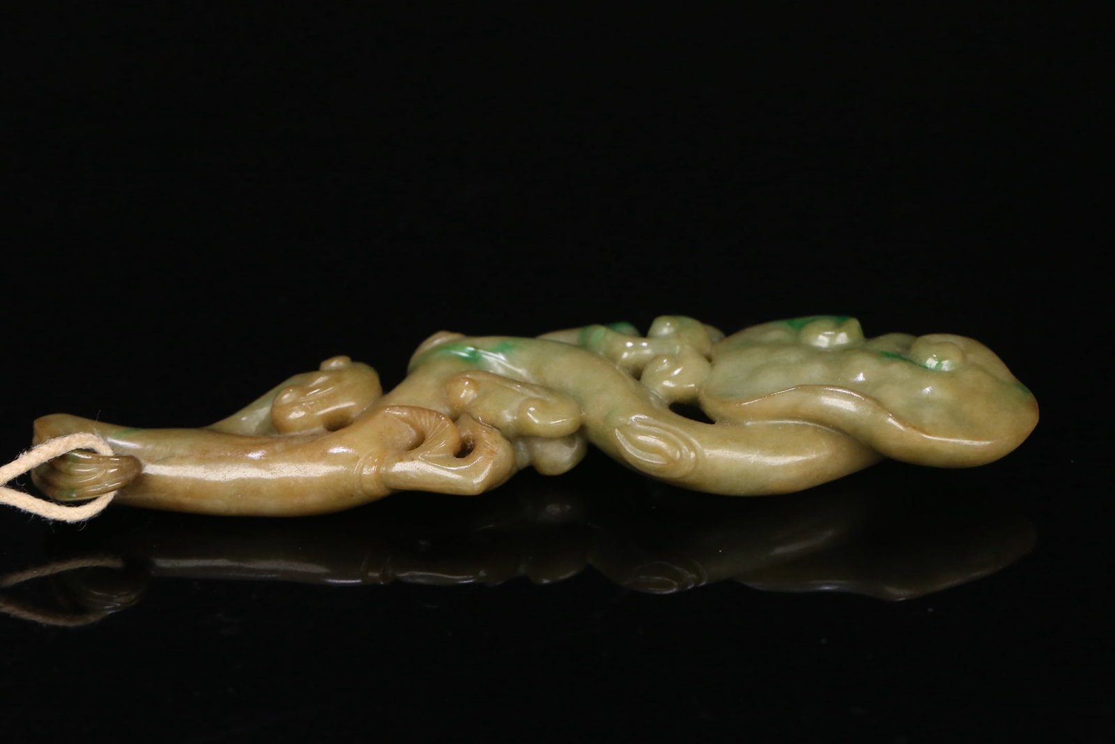 An Exquisite Jadeite Ganoderma lucidum Pattern Ruyi Hand Piece - 3