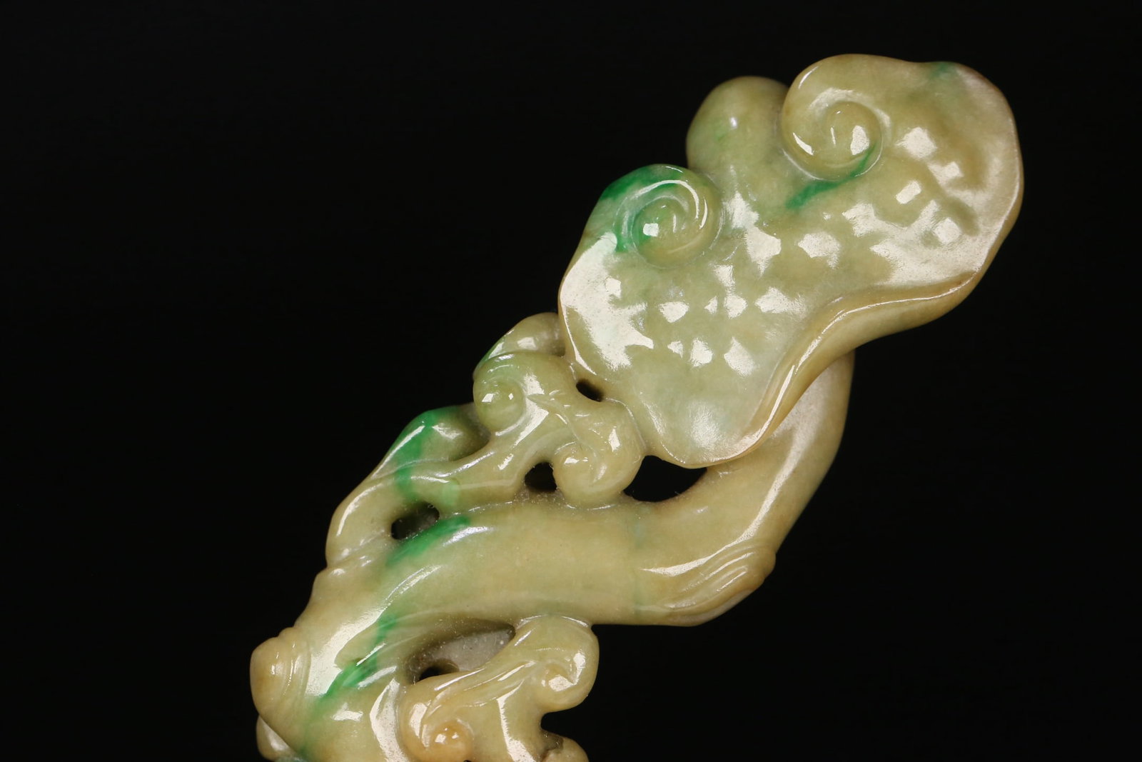 An Exquisite Jadeite Ganoderma lucidum Pattern Ruyi Hand Piece - 4