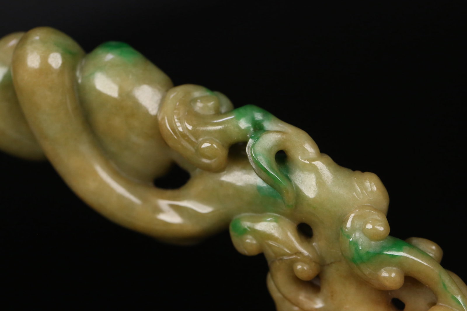 An Exquisite Jadeite Ganoderma lucidum Pattern Ruyi Hand Piece - 6