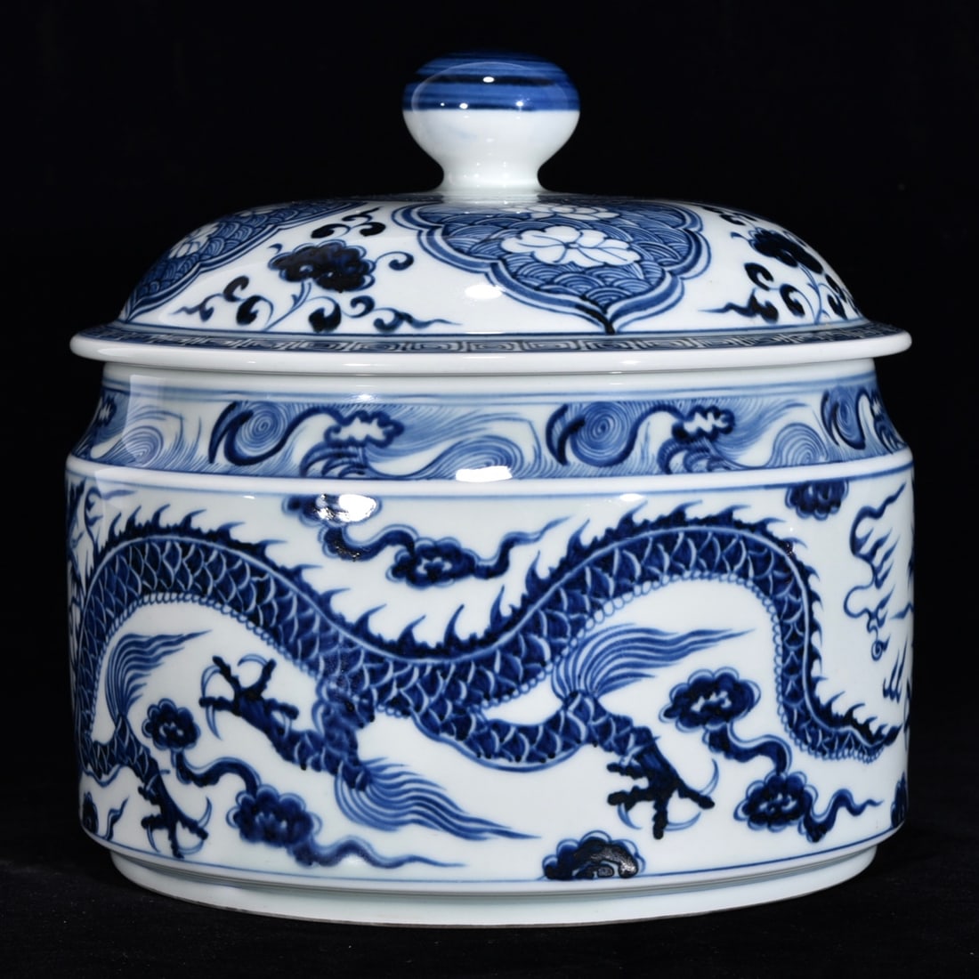 An Exquisite Blue and White Dragon Pattern Jar - 2