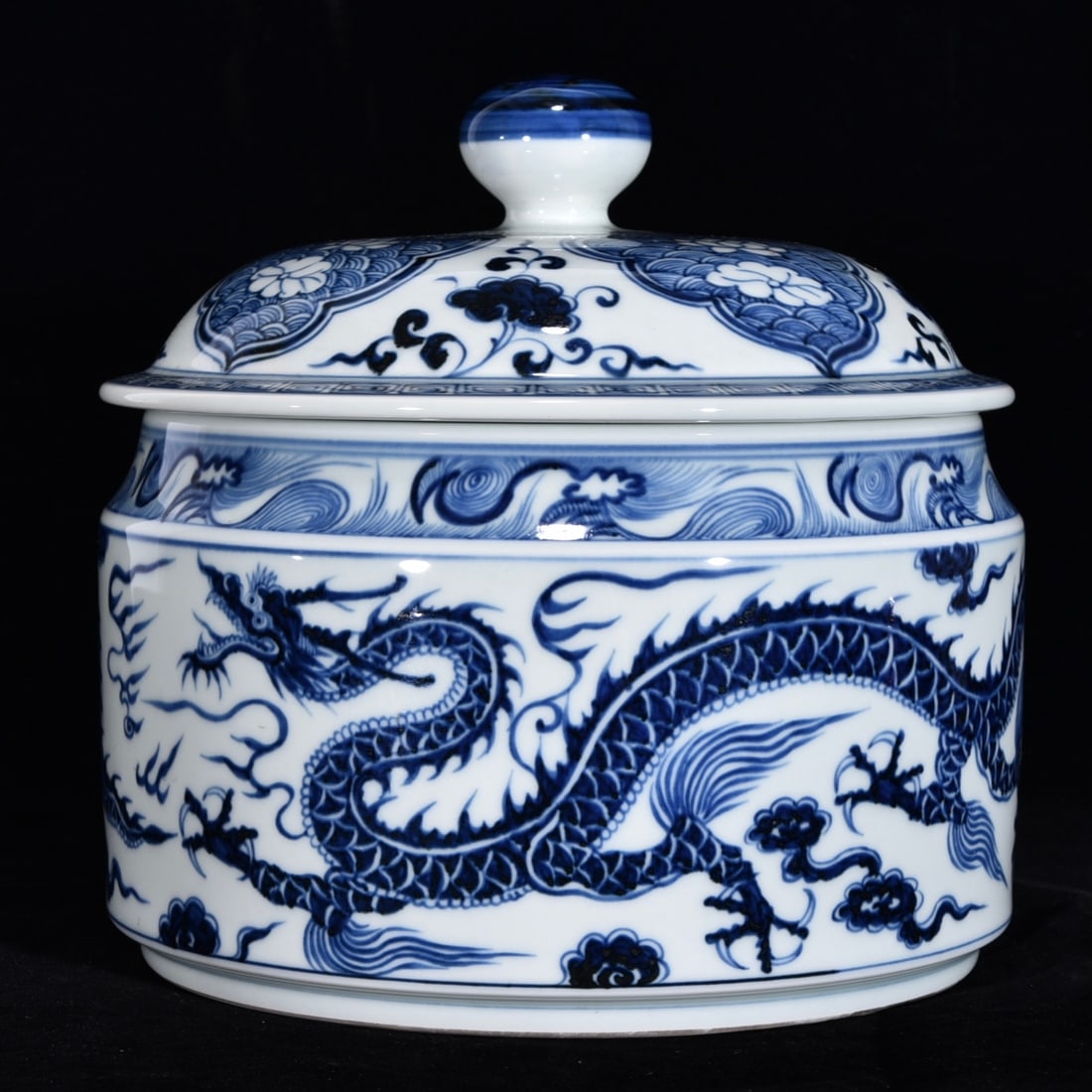 An Exquisite Blue and White Dragon Pattern Jar - 3