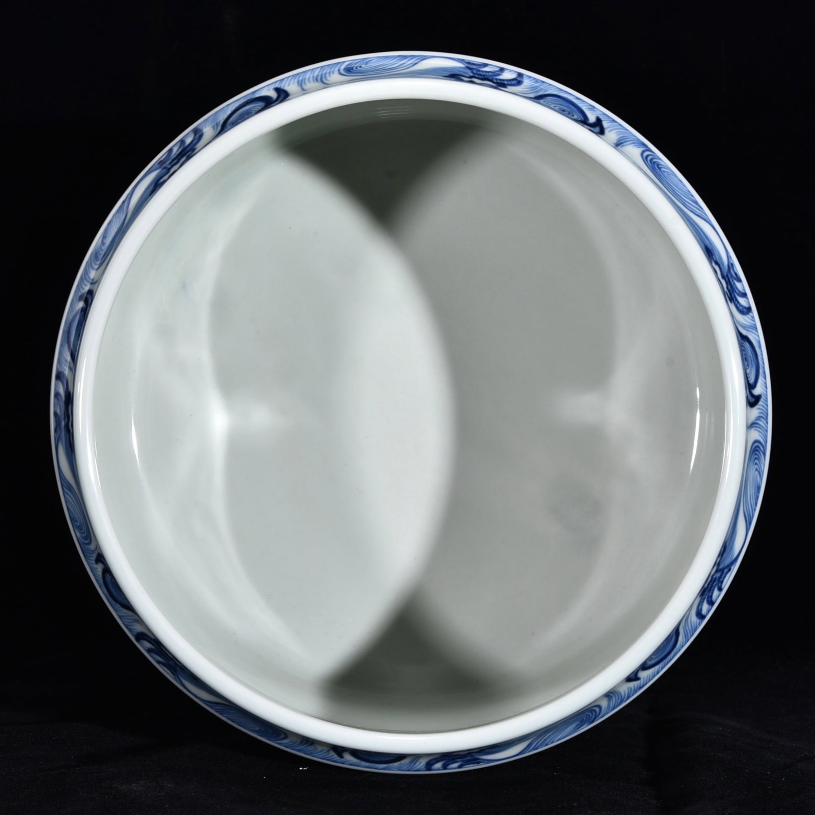 An Exquisite Blue and White Dragon Pattern Jar - 6