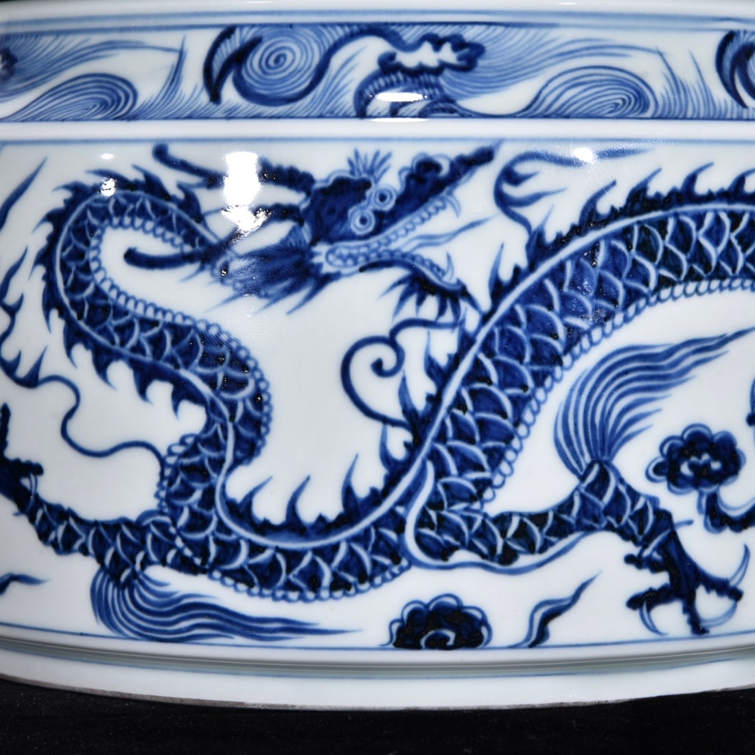An Exquisite Blue and White Dragon Pattern Jar - 8