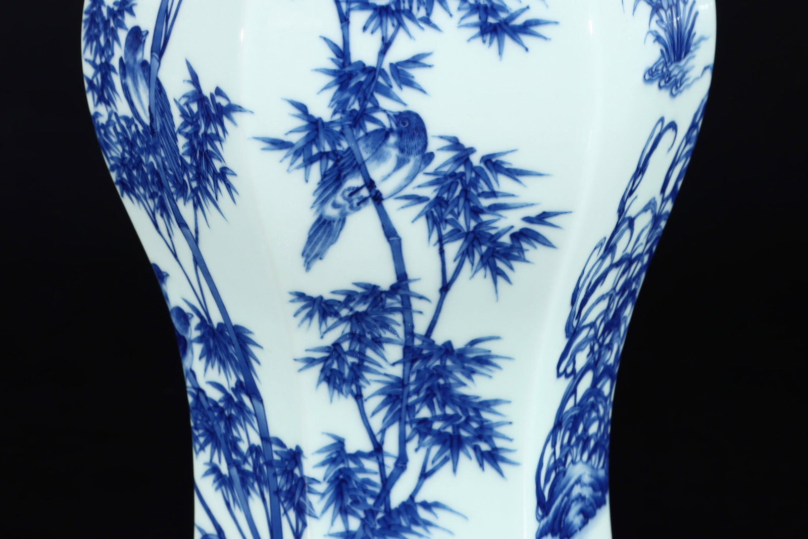 An Exquisite Blue and White Flower and Bird Pattern Vase - 2