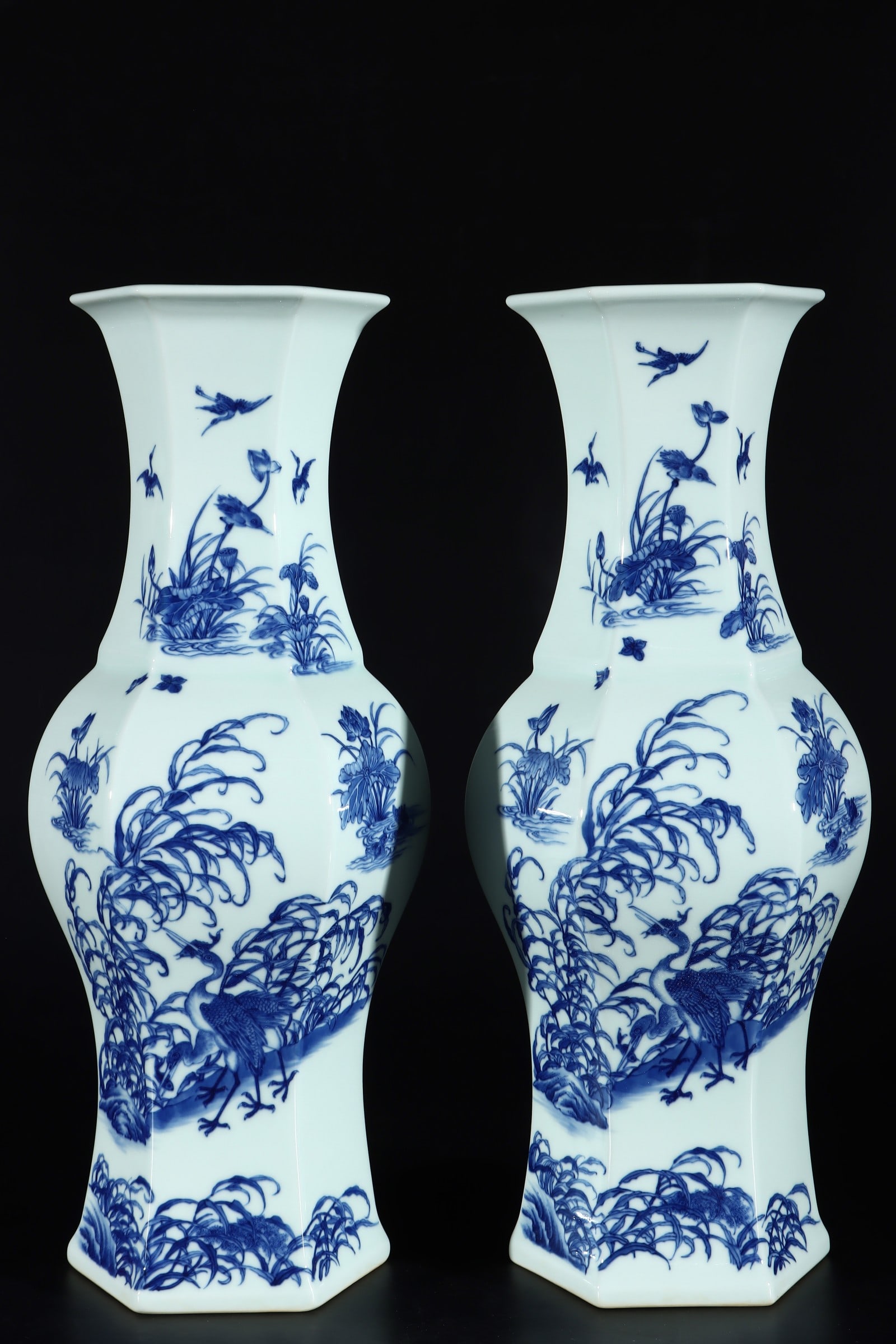 An Exquisite Blue and White Flower and Bird Pattern Vase - 3