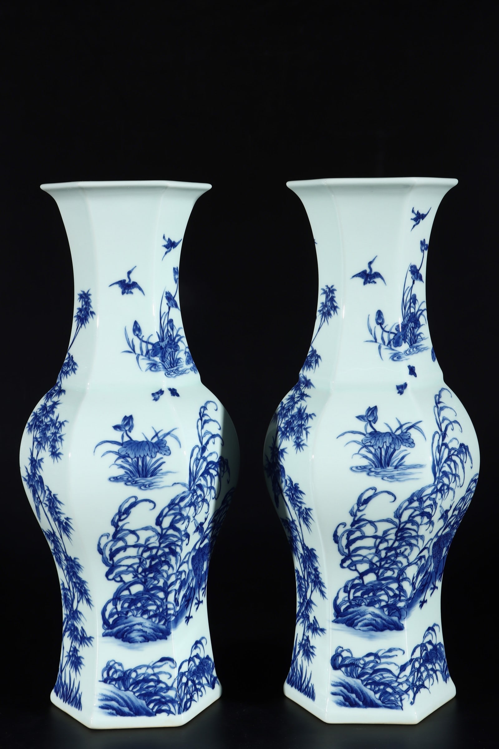 An Exquisite Blue and White Flower and Bird Pattern Vase - 4