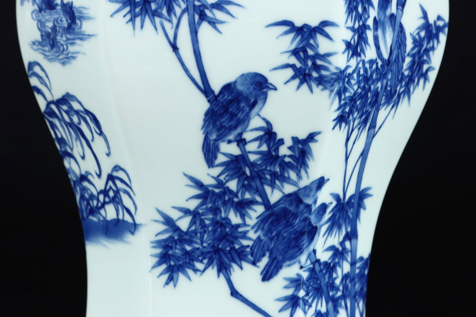 An Exquisite Blue and White Flower and Bird Pattern Vase - 5