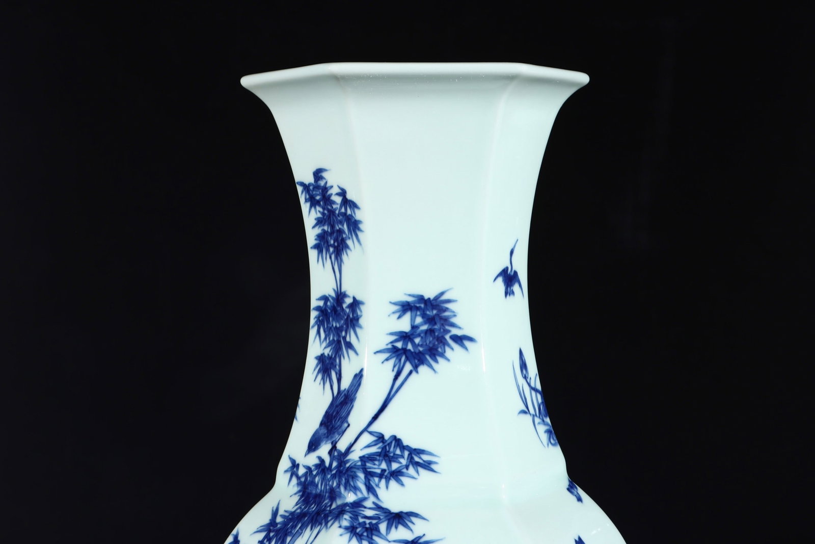 An Exquisite Blue and White Flower and Bird Pattern Vase - 7