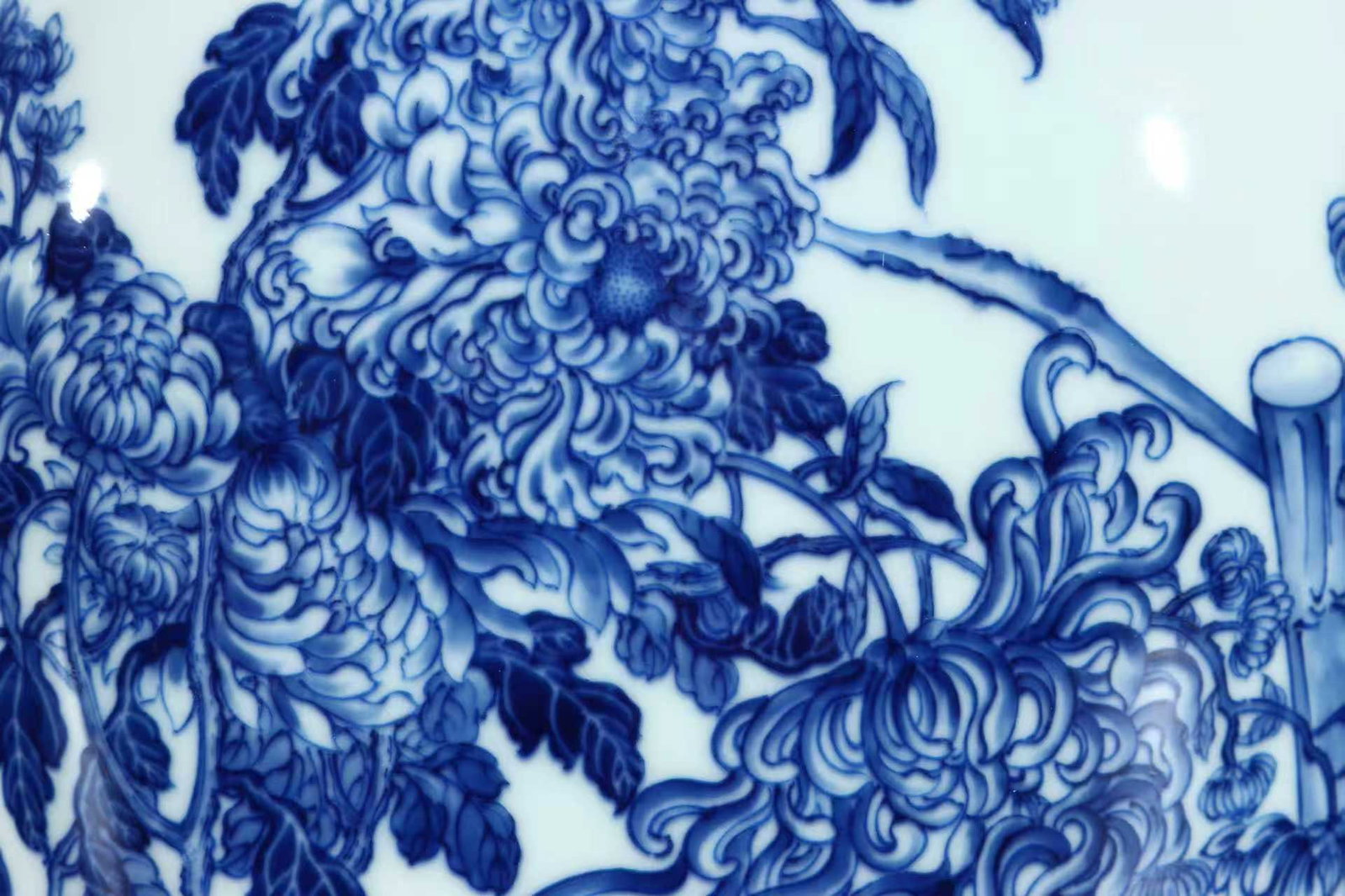 An Exquisite Blue and White Flower and Bird Pattern Vase - 9