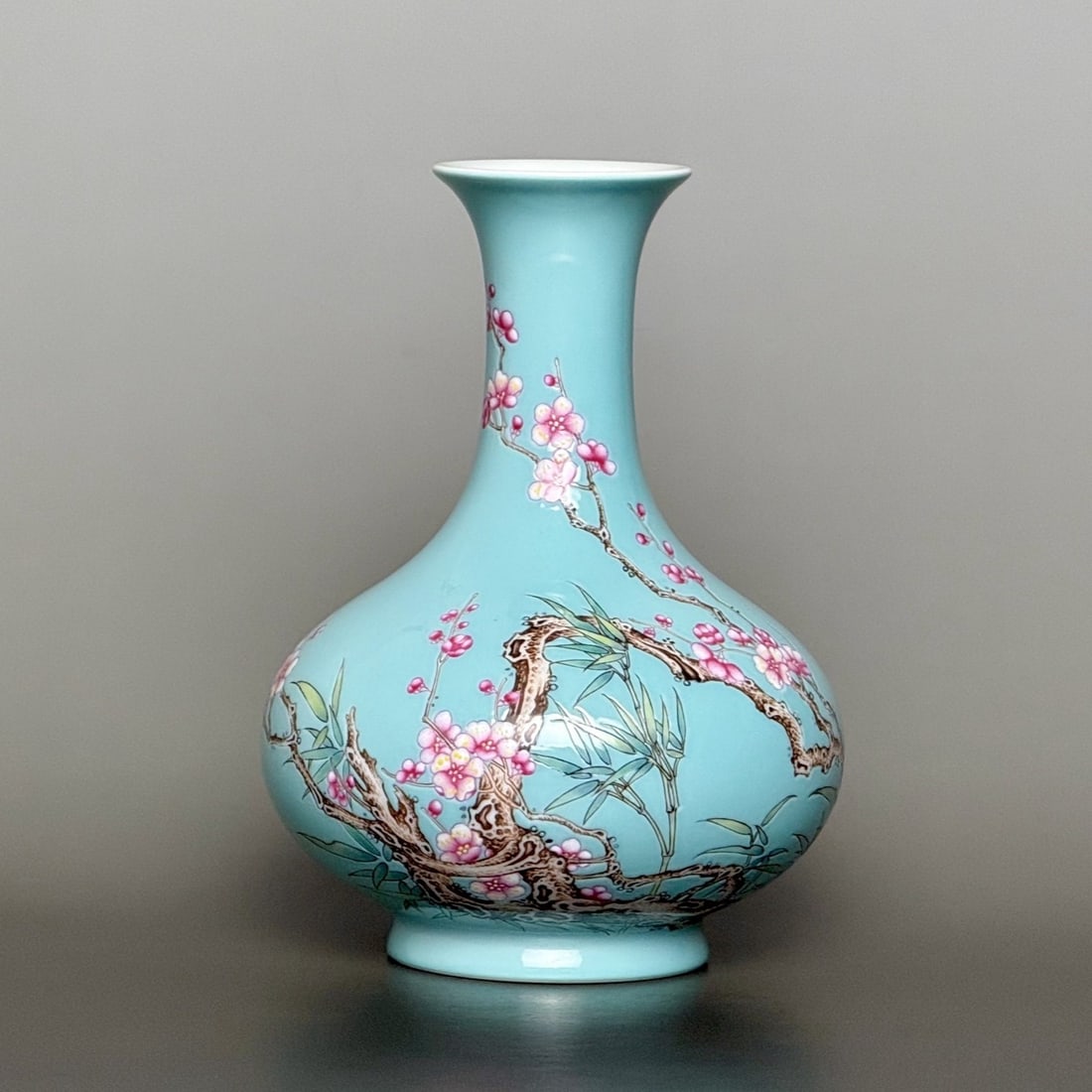 An Exquisite Green Ground Flower Pattern Vase: An Exquisite Green Ground Flower Pattern Vase Qing Dynasty, China Yongzheng Four-character Mark Size:6.3inx4.7in松石绿地竹梅赏瓶