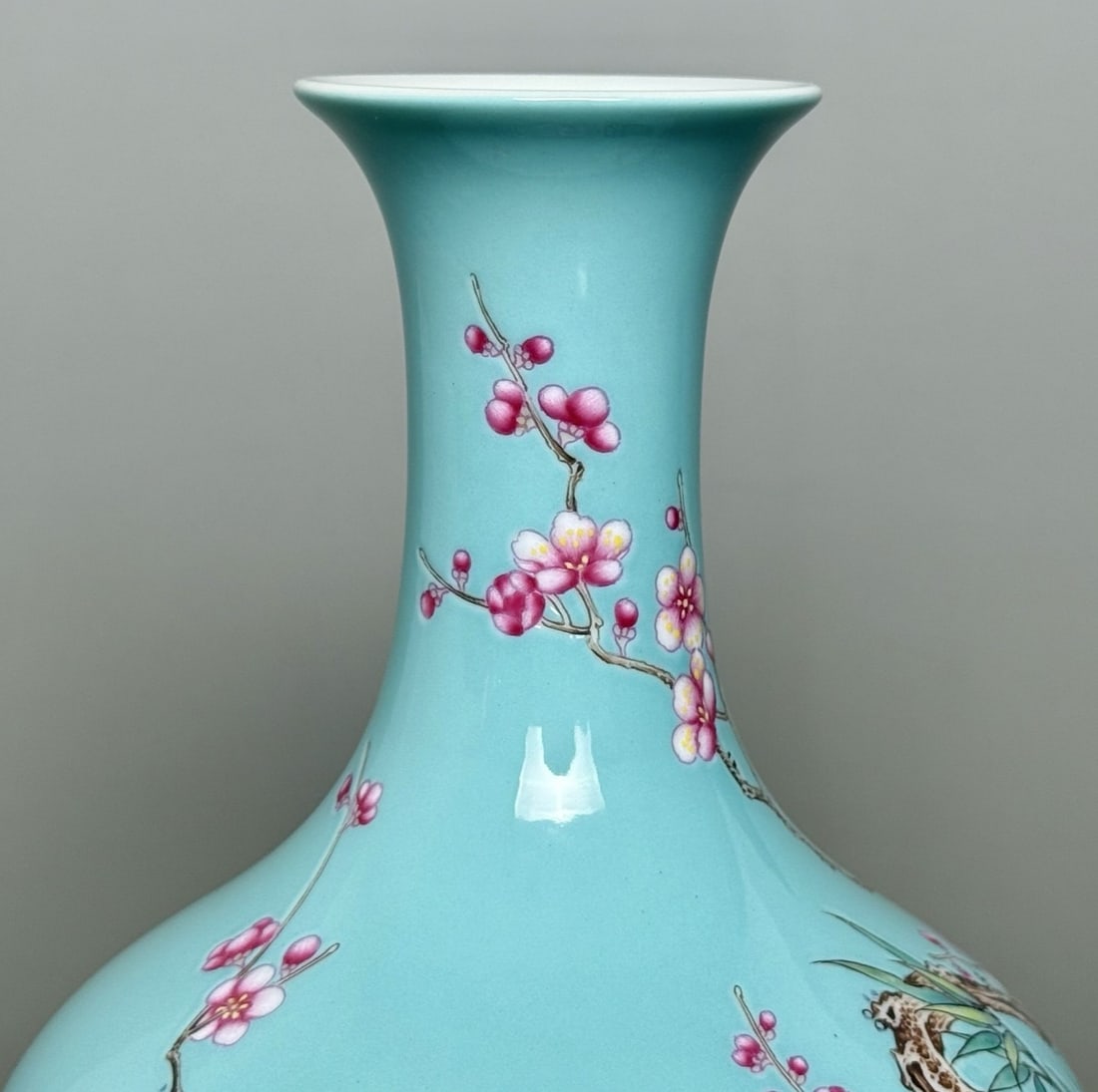 An Exquisite Green Ground Flower Pattern Vase - 2