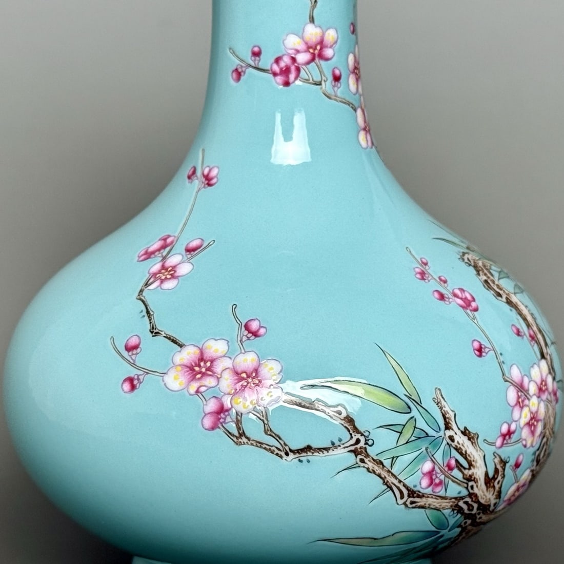 An Exquisite Green Ground Flower Pattern Vase - 3