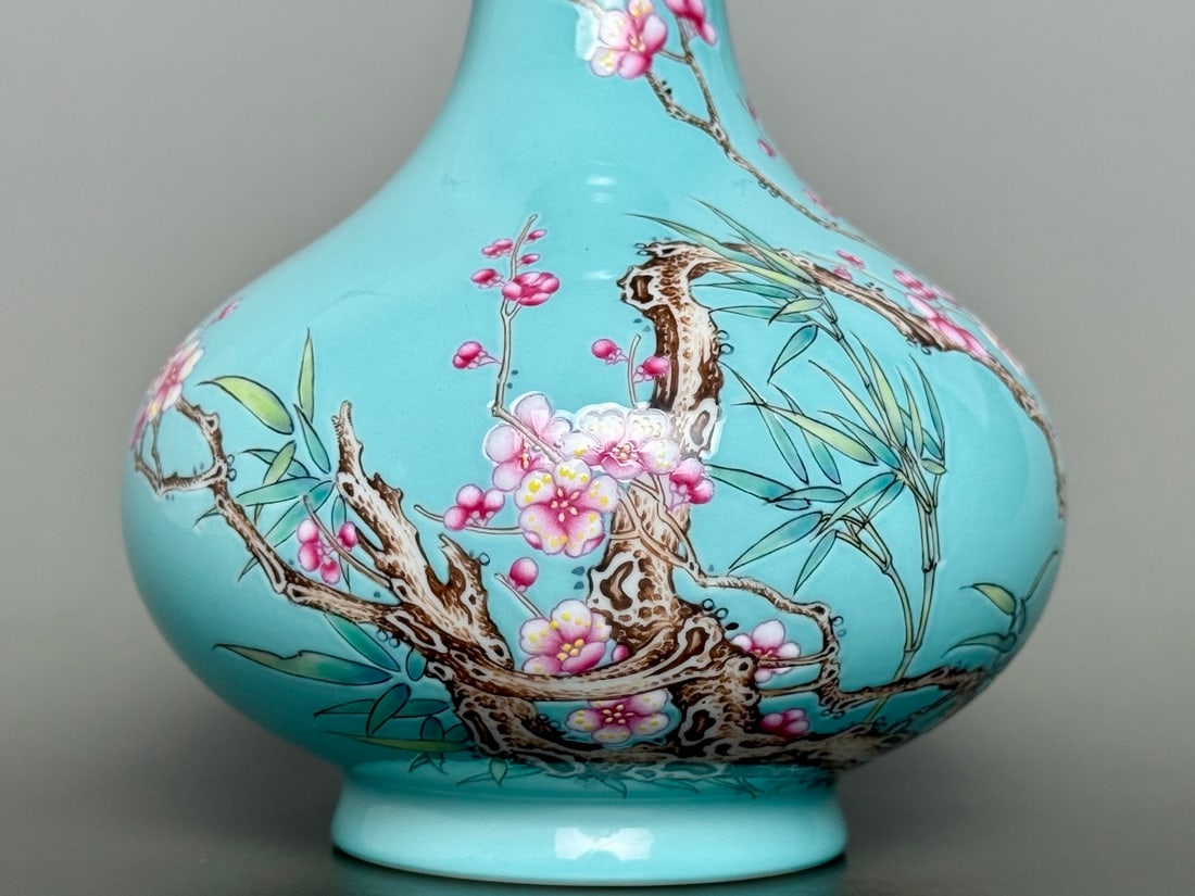 An Exquisite Green Ground Flower Pattern Vase - 4