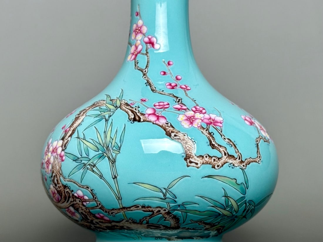 An Exquisite Green Ground Flower Pattern Vase - 5
